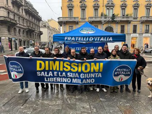 Fdi: il sindaco si dimetta. Ma lui: non lascio Milano a questa destra