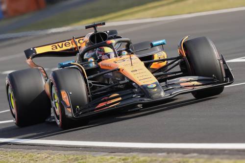 F1, doppietta McLaren in Cina, vince Piastri. Le due Ferrari squalificate per irregolarità tecniche