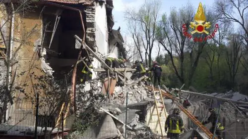 La palazzina crollata a Roma: vigili del fuoco lavorano tra le macerie