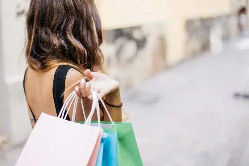 Moda primavera 2025, le tendenze per le over 60