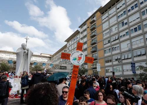 Il Papa lascia l'ospedale