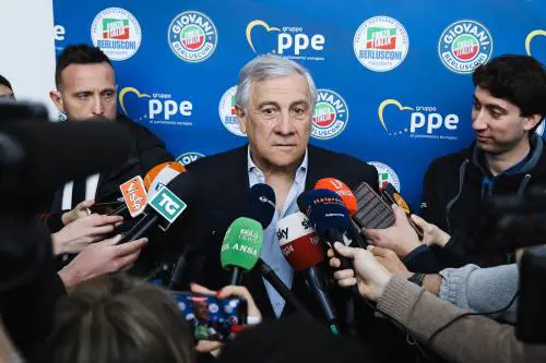 Scontro nella maggioranza. Tajani: "Populisti quaquaraquà"
