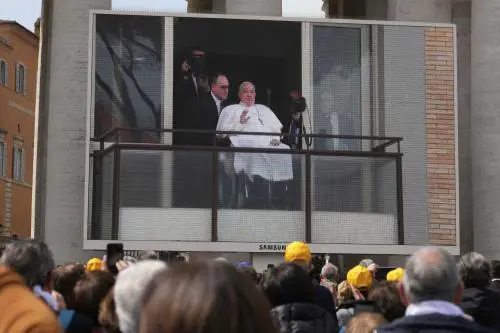 Il rientro a "casa" del Papa tra fedeli in festa, cordone di sicurezza e corvi in agguato