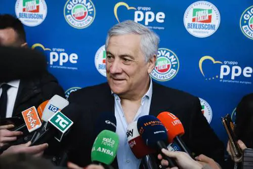 Tajani punge: "Populisti quaquaraquà"