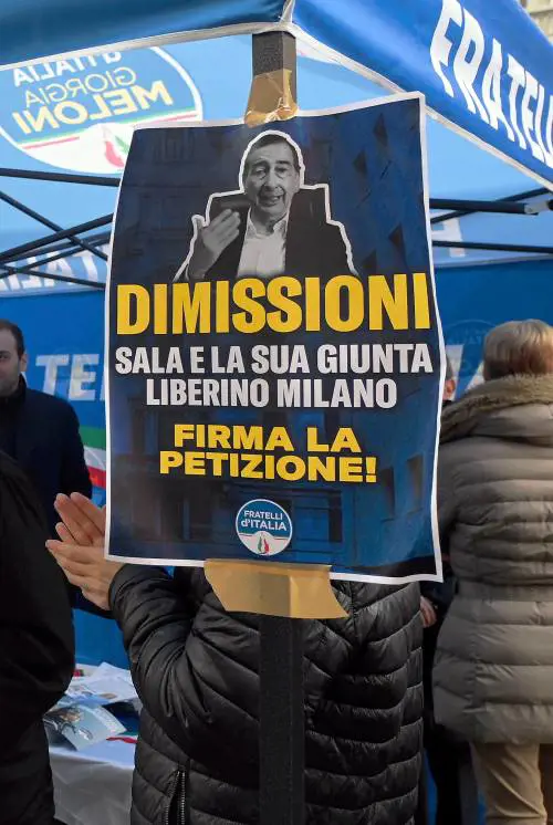 Il centrodestra attacca. "Gestione opaca, il sindaco si dimetta"