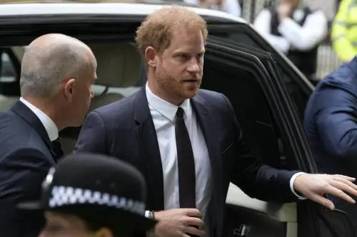 Harry, la scorta persa e il papà Carlo. "Non mi parla e non so quanto vivrà"