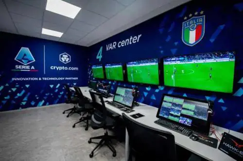 Svolta in Serie A: i tifosi vedranno il Var sui maxischermi