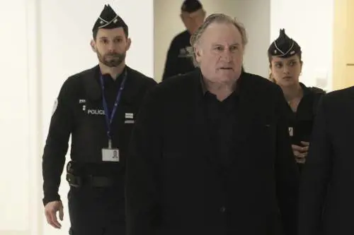 Gérard Depardieu a processo: dovrà rispondere alle accuse di molestie e violenza sessuale