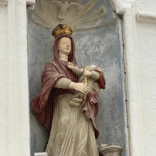 Sfregio alla statua della Madonna con Gesù bambino, testa decapitata con una pallonata