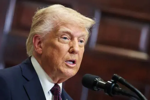 Stangata di Trump sulle auto: "Dazi del 25% su quelle non prodotte in Usa"