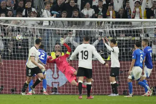 Il gol a porta vuota, metafora del Paese diviso