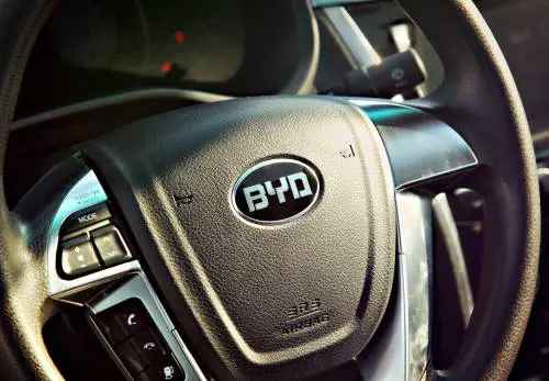 Byd mette fuori la freccia e si lascia Tesla alle spalle