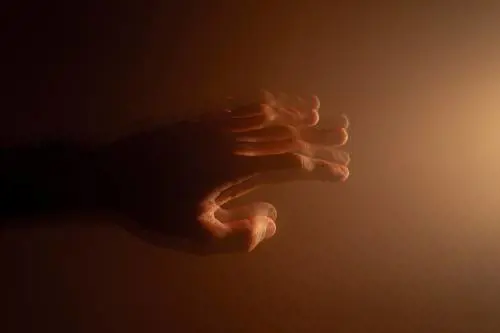 Quali sono i primi otto sintomi del Parkinson: ecco a cosa fare attenzione