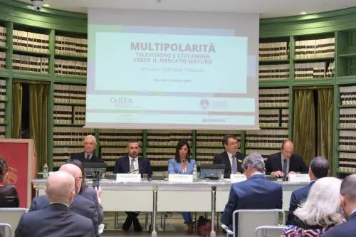 Quasi tre ore e mezza di tv al giorno: l'Italia è un unicum internazionale