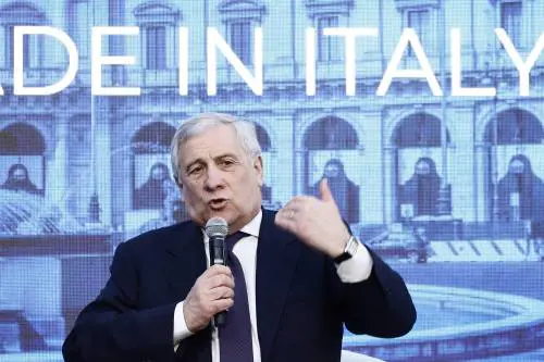 Spunta l'idea dei dazi in due tranche