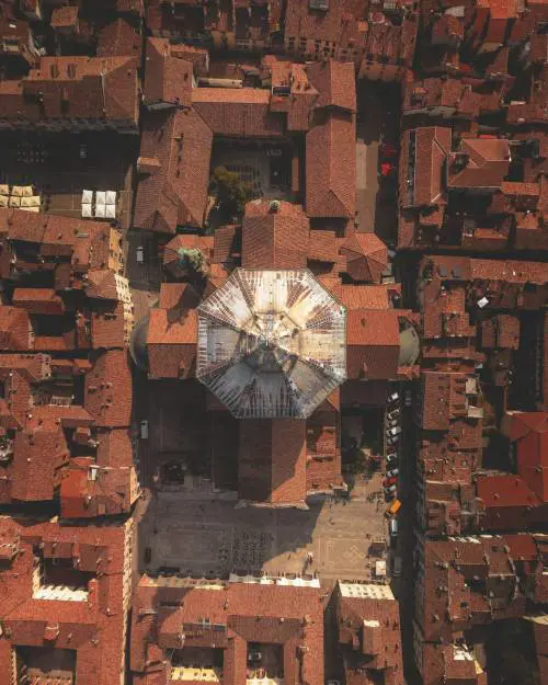 Elegante città a misura d'uomo e custode dei tesori del Medioevo