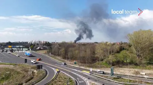Esplosione nella fabbrica Perfetti a Milano: colonna di fumo visibile per chilometri