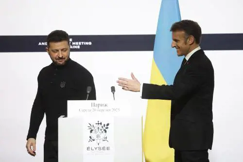 Zelensky si affida ai "volenterosi". Da Macron altri 2 miliardi in armi