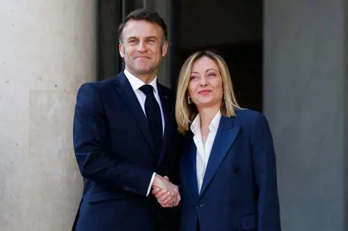 Anche Le Figaro incorona Meloni: “Italia modello di stabilità, Francia nel caos”