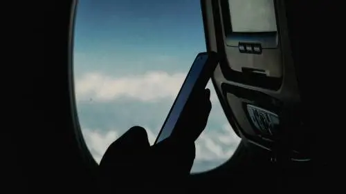 Devi viaggiare verso gli Stati Uniti? Occhio al tuo cellulare, ecco perché