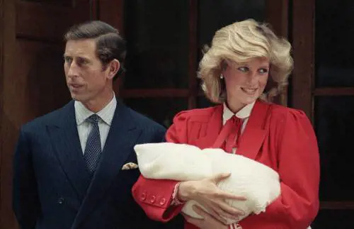 Le foto, gli annunci, le tradizioni infrante e i tabù: cosa è cambiato da Elisabetta a Beatrice di York