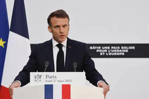 Un Macron frenetico per paura di sparire
