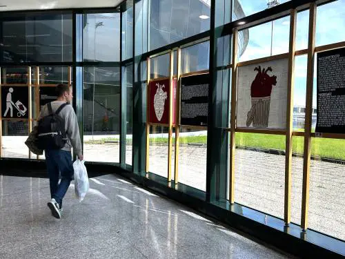 Gli "Orizzonti Paralleli" dell’artista Kuruvilla in mostra a Malpensa