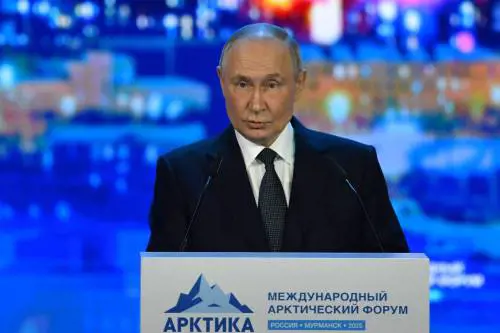 Putin: "Sulla Groenlandia Trump fa sul serio" e avverte: "Manderemo truppe nell'Artico"