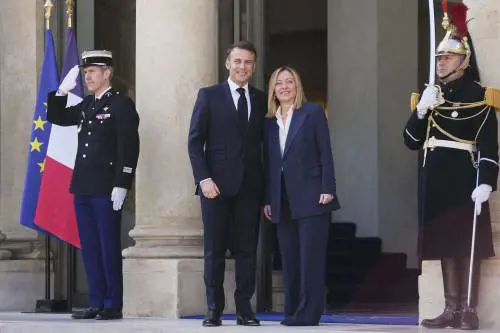 No di Meloni a Macron: "L'Italia non manderà militari in Ucraina. Bisogna invitare Trump"
