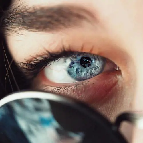 Cambiare i colori dell'iride: una moda costosa e piena di rischi