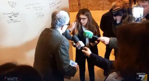 Professor Prodi, tenga le mani a posto