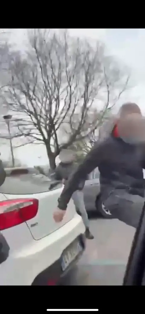 Centri sociali aggrediscono militanti di Azione Studentesca e distruggono l'auto