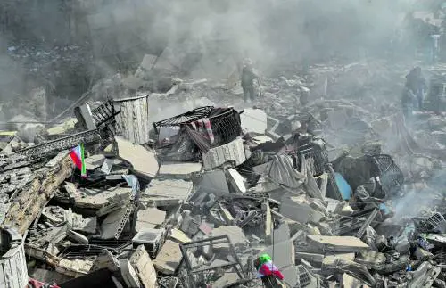 Israele torna a colpire Beirut. I palestinesi contro Hamas