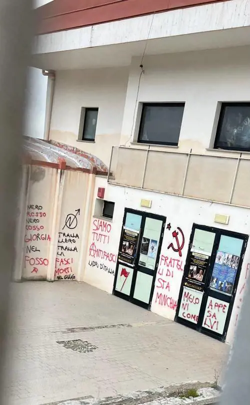 Odio e minacce contro Meloni: vandalizzato il teatro di Ozieri