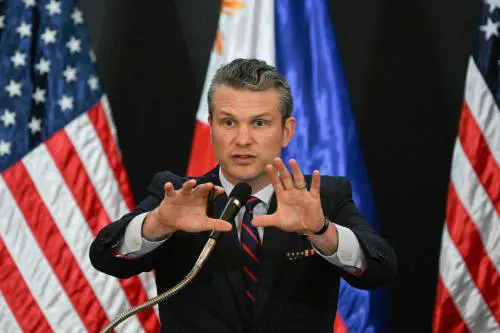 "Portava la moglie a incontri riservati". Nuova tegola sul capo del Pentagono Pete Hegseth