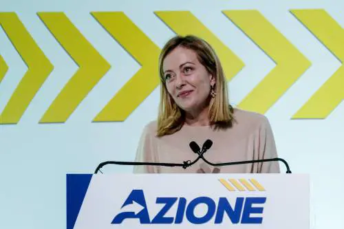 "Schlein vuole una Ue hippie senza difesa". Meloni smonta la sinistra