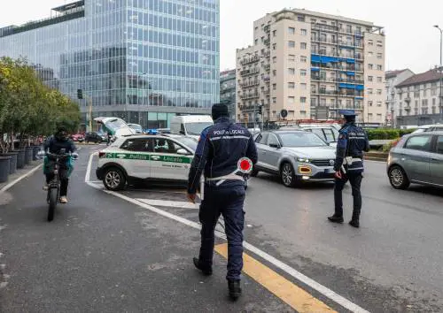 Si filma durante un inseguimento con i vigili, tunisino in manette