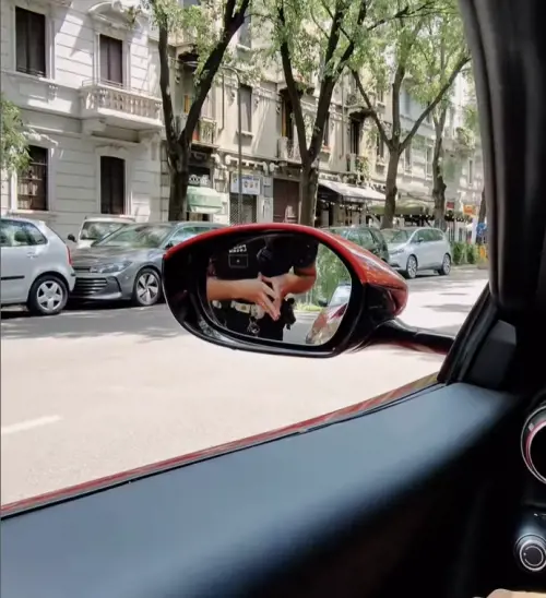 La Ferrari non rispetta i limiti. Gli agenti lo fermano, ma niente multa: è polemica