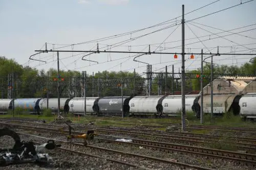 Sale sul tetto di un treno e muore folgorato a 19 anni. Voleva entrare in discoteca senza pagare