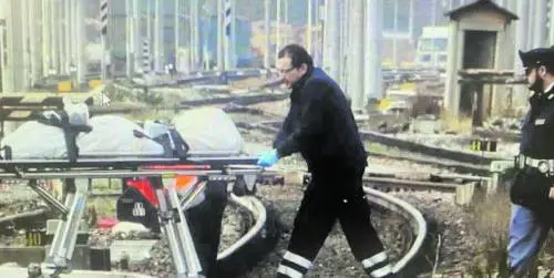 La fuga sul tetto del treno. Muore folgorato a 19 anni