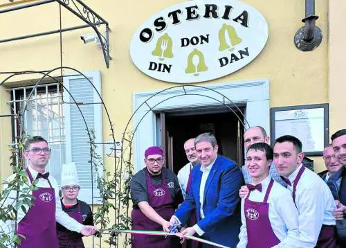 Tra i tavoli della locanda ci sono i ragazzi disabili