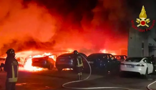 Danno fuoco a una concessionaria Tesla: bruciate 17 auto. Spunta la pista anarchica