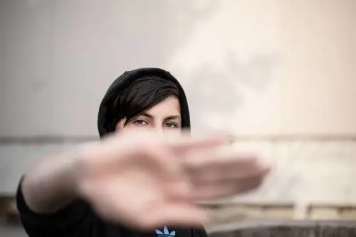 14enne sfregia la "rivale" con un accendino per gelosia. La vittima in ospedale con ferite al volto