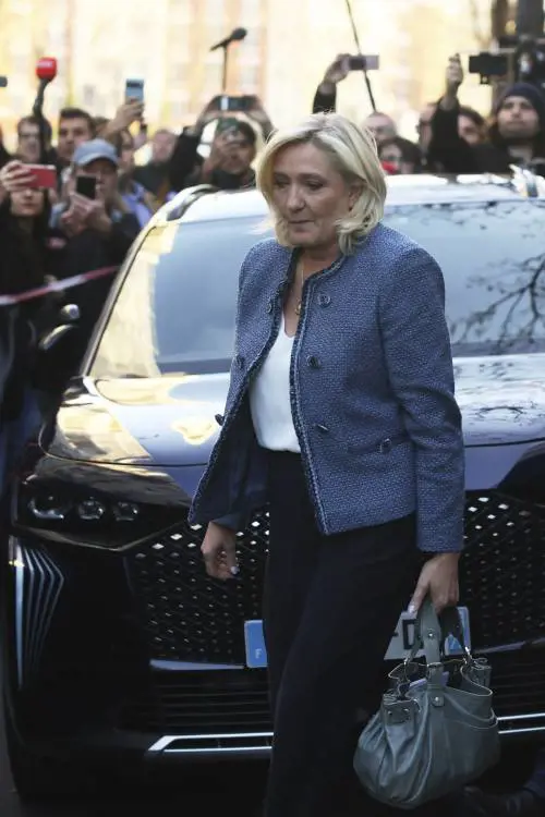 Le Pen condannata e ineleggibile. "Sentenza politica da regime"