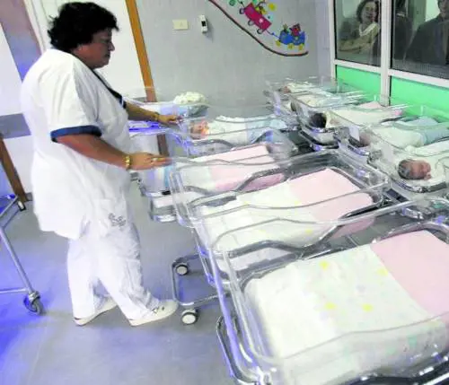 Culle vuote in Italia. Nel 2024 nascite al minimo storico: soltanto 370mila