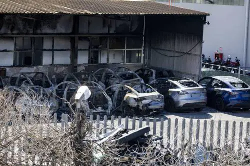 A fuoco 17 Tesla. Musk: "È terrorismo"