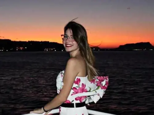 La lite in strada con un giovane: uccisa a coltellate, caccia all'assassino