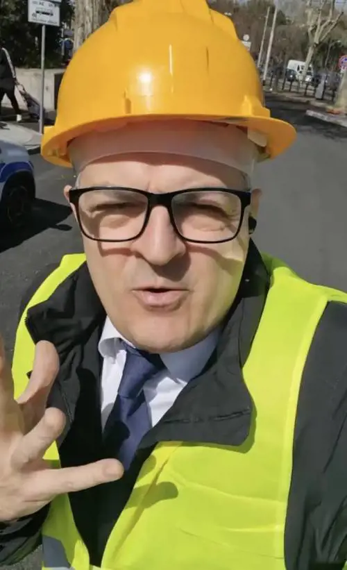 "Abbiamo asfaltato mezza Roma". L'ex deputato Baldelli imita Gualtieri