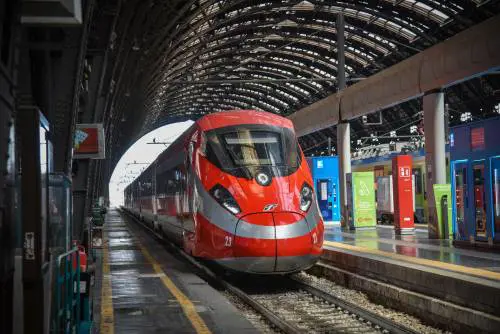 Bambina di 10 anni “dimenticata” in stazione: i genitori se ne accorgono in treno