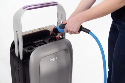 Ricaricare l’auto elettrica con una valigia? Ecco la powerbank di Next XTrolley